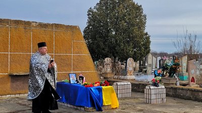 На Херсонщині попрощалися з учасником АТО, який помер від коронавірусу На Херсонщині попрощалися з учасником АТО, який помер від коронавірусу
