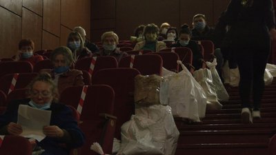 Територіальна виборча комісія приймає бюлетені з дільниць.