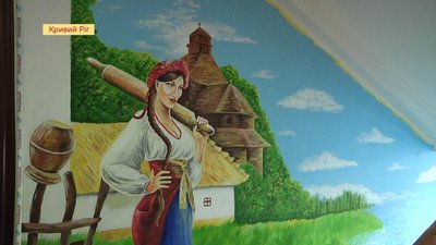 Під’їзд, як картинна галерея. На Дніпропетровщині художник розмалював під’їзд (ФОТО, ВІДЕО) Під’їзд, як картинна галерея. На Дніпропетровщині художник розмалював під’їзд (ФОТО, ВІДЕО)