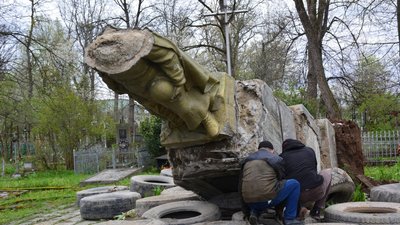 "Винесемо на смітник історії". На Прикарпатті демонтували пам'ятник невідомому солдату "Винесемо на смітник історії". На Прикарпатті демонтували пам'ятник невідомому солдату