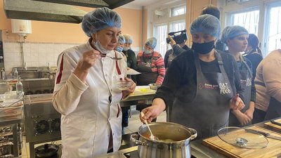 На Херсонщині шкільних кухарів вчили готувати за рецептами Клопотенка На Херсонщині шкільних кухарів вчили готувати за рецептами Клопотенка
