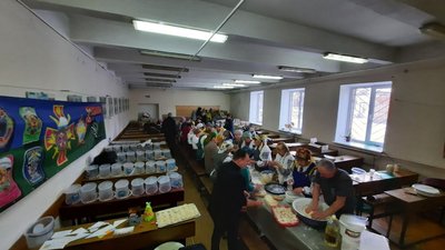 Тернопільські волонтери готують військовим вареники та колядують Тернопільські волонтери готують військовим вареники та колядують