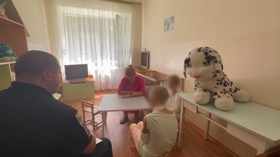 Діти спілкуються з психологом після звільнення