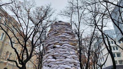 Пам'ятник Гоголю у Харкові обклали мішками з піском Пам'ятник Гоголю у Харкові обклали мішками з піском