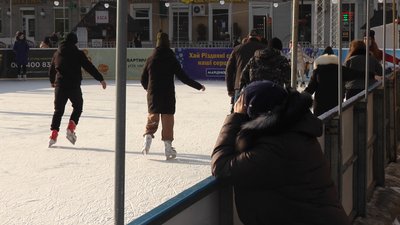 3 тисячі в бюджет, понад 400 000 - з бюджету. Хто заробляє на ковзанці у центрі Івано-Франківська 3 тисячі в бюджет, понад 400 000 - з бюджету. Хто заробляє на ковзанці у центрі Івано-Франківська