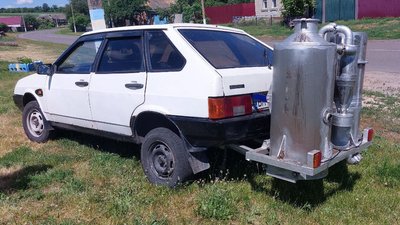 Альтернатива бензину та газу: мешканець Сумщини перевів свій легковик на дрова Альтернатива бензину та газу: мешканець Сумщини перевів свій легковик на дрова