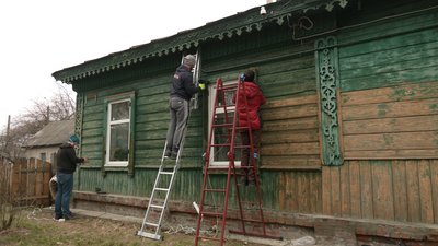 У Чернігові відновлюють дерев'яне мереживо на фасаді 100-річної садиби У Чернігові відновлюють дерев'яне мереживо на фасаді 100-річної садиби