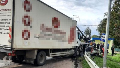 На трасі біля Рівного в ДТП потрапило чотири авто, загинула жінка. Рух перекритий На трасі біля Рівного в ДТП потрапило чотири авто, загинула жінка. Рух перекритий
