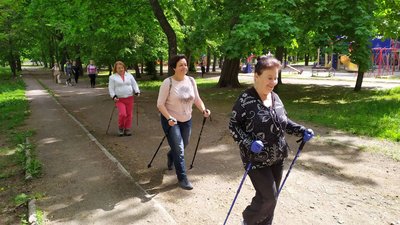 У Кропивницькому переселенка організувала безкоштовні заняття з скандинавської ходьби