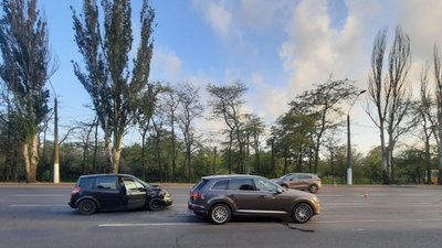 В Одесі зіткнулися дві автівки, двоє людей травмувалися
