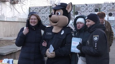 "Щедруємо за Україну і безпеку". Херсонці провели акцію проти домашнього насильства "Щедруємо за Україну і безпеку". Херсонці провели акцію проти домашнього насильства