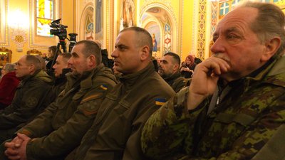 У Франківську колядували й маланкували для військових та їхніх рідних. Репортаж із церкви на Майзлях У Франківську колядували й маланкували для військових та їхніх рідних. Репортаж із церкви на Майзлях