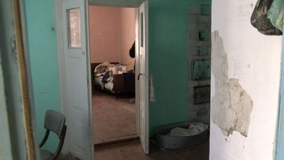 Дівчину-сироту на Волині поселили в напівзруйнованій хаті без світла та води Дівчину-сироту на Волині поселили в напівзруйнованій хаті без світла та води