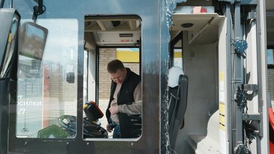 Чоловік у пошкодженому ударом РФ автобусі в Київському районі Харкова, 6 квітня 2026 року