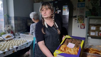У Сумах "підрозділ фей" пече пиріжки та плете сітки для військових У Сумах "підрозділ фей" пече пиріжки та плете сітки для військових