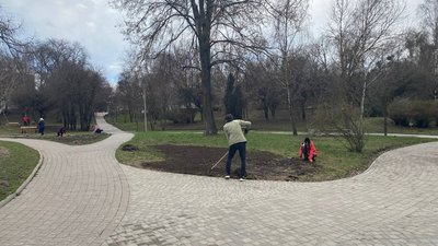 У Рівному охочі долучились до прибирання парку на Грабнику У Рівному охочі долучились до прибирання парку на Грабнику