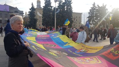Учасники ходи у Харкові розгорнули 50-метровий прапор з символікою військових та волонтерів