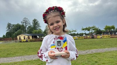 Допомагала ДСНС рятувати тварин: 5-річна дівчинка із Запоріжжя отримала відзнаку від МВС