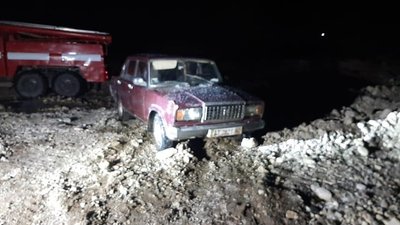 На Прикарпатті автомобіль злетів з дороги у річку На Прикарпатті автомобіль злетів з дороги у річку