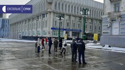 Кілька сумчан влаштували мітинг проти підвищення тарифу на проїзд в маршрутках Кілька сумчан влаштували мітинг проти підвищення тарифу на проїзд в маршрутках