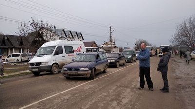 На Буковині жителі перекривають дорогу через розмиту переправу. На дорозі затори На Буковині жителі перекривають дорогу через розмиту переправу. На дорозі затори