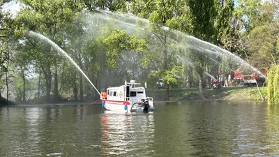 У Кременчуці надзвичайники навчалися гасити пожежі У Кременчуці надзвичайники навчалися гасити пожежі
