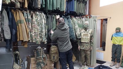 У Львові релоковані підприємства об'єдналися та шиють військову форму
