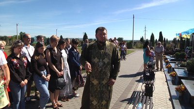 на Раковському кладовищі, де поховані загиблі на Сході військові, відправили панахиду. Фото: Суспільне Поділля на Раковському кладовищі, де поховані загиблі на Сході військові, відправили панахиду. Фото: Суспільне Поділля