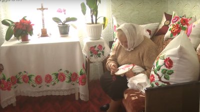 У 74 роки жителька Хмельниччини вишиває та читає без окулярів