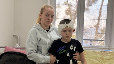 Олександр з мамою після операції