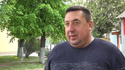 Староста села Балин Михайло Бережанський каже, що про родину, де виховувалися побиті діти, поганих відгуків не було. Фото: Суспільне. Поділля. Староста села Балин Михайло Бережанський каже, що про родину, де виховувалися побиті діти, поганих відгуків не було. Фото: Суспільне. Поділля.