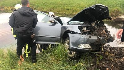 На Чернігівщині легковик впав в меліоративний канал: одна людина загинула, двоє в лікарні На Чернігівщині легковик впав в меліоративний канал: одна людина загинула, двоє в лікарні