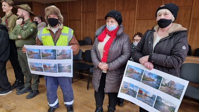 Мешканці будинку 1 на вулиці Боб ’яка в Ужгороді зібралися на мітинг біля міської ради Мешканці будинку 1 на вулиці Боб ’яка в Ужгороді зібралися на мітинг біля міської ради
