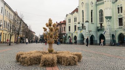 У центрі Мукачева напередодні Різдва встановили дідух