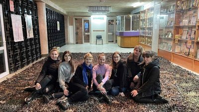 "Наші сітки врятували не одне життя": у Рівному волонтерки-переселенки разом з рівнянами плетуть маскування для ЗСУ "Наші сітки врятували не одне життя": у Рівному волонтерки-переселенки разом з рівнянами плетуть маскування для ЗСУ