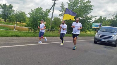 Прапор з Бахмута – на саміт: Волинь зустріла учасників марафону на підтримку вступу України до НАТО Прапор з Бахмута – на саміт: Волинь зустріла учасників марафону на підтримку вступу України до НАТО