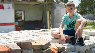 "Не думав, що мені о третій ночі ракета прилетить". Історія 11-річного Артура з Павлограда, будинок якого зруйнувала РФ