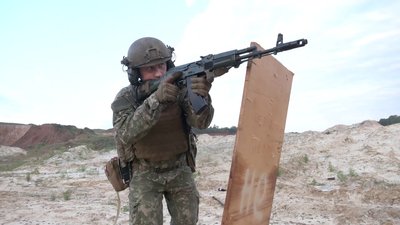 На Харківщині 32-річний ветеран війни вчить тероборонівців стріляти