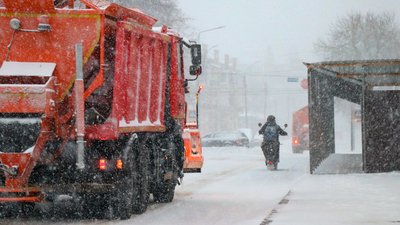 Снігопад у Чернігові: МАЗи, трактори та комунальники розчищають місто Снігопад у Чернігові: МАЗи, трактори та комунальники розчищають місто