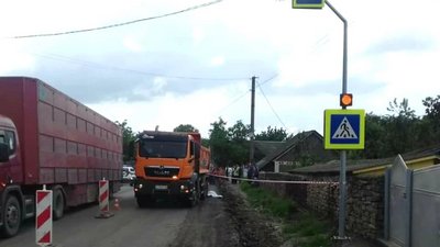 На Буковині вантажівка переїхала пішохода