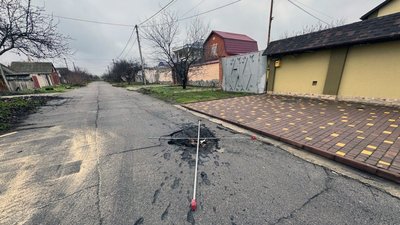 Херсонщина, обстріли, асфальт, вирва