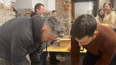 У Коломиї на Франківщині волонтери виготовляють джгути для українських військових