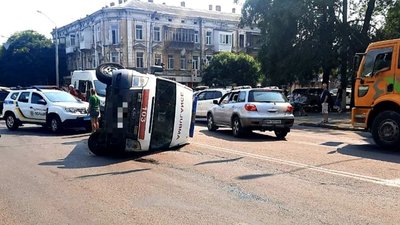 В Одесі унаслідок ДТП перекинулася автівка "швидкої": травмованих немає