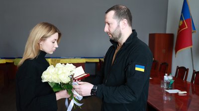 Дружина Іллі Доценка отримала державну нагороду чоловіка у Хмельницькому Дружина Іллі Доценка отримала державну нагороду чоловіка у Хмельницькому