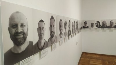 Чорно-біла мотивація: у Черкасах відкрили виставку зі світлинами воїнів-спортсменів