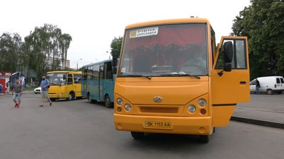 Рівне: деякі маршрутки вийшли на приміські рейси, хоч у ОДА – не дозволили Рівне: деякі маршрутки вийшли на приміські рейси, хоч у ОДА – не дозволили