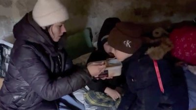 У Маріуполі місцеві через обстріли росіян не виходили з підвалів