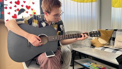 В Ужгороді волонтери подарували дітям-переселенцям музичні інструменти В Ужгороді волонтери подарували дітям-переселенцям музичні інструменти