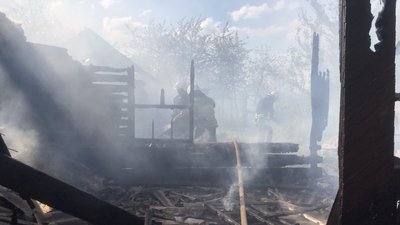 У селищі на Харківщині вигоріли два будинки та сарай: пожежу гасили дев'ять годин