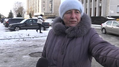 "Все блищить, йти неможливо": хто має посипати піском слизькі тротуари у Луцьку "Все блищить, йти неможливо": хто має посипати піском слизькі тротуари у Луцьку